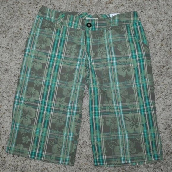 Womens Capris SO Green Hibiscus Plaid sz 7 Lowrise Lightweight Crop Pants - Picture 1 of 2